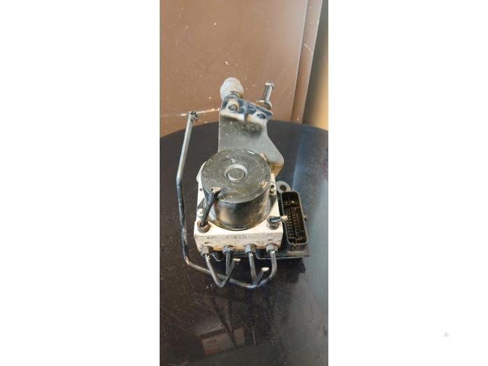 ABS-pump från en Volkswagen Polo IV (9N1/2/3) 1.2 12V 2006