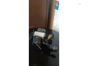 ABS-pump från en Volkswagen Polo IV (9N1/2/3) 1.2 12V 2006