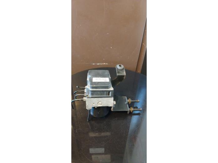 Usados Bomba ABS Volkswagen Polo IV (9N1/2/3) 1.2 12V Precio € 150,00 Norma de margen ofrecido por Umit Sloperij