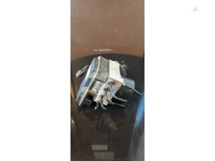 Bloc ABS d'un Volkswagen Polo IV (9N1/2/3) 1.2 12V 2006