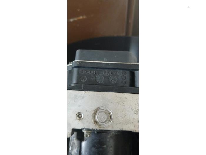 ABS-pump från en Volkswagen Polo IV (9N1/2/3) 1.2 12V 2006