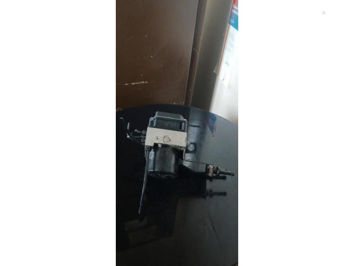 ABS-pump från en Volkswagen Polo IV (9N1/2/3) 1.2 12V 2006