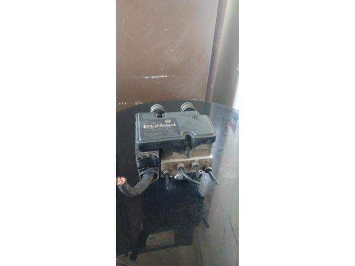 Używane Pompa ABS Volkswagen Caddy III (2KA,2KH,2CA,2CH) 2.0 SDI Cena € 90,00 Procedura marży oferowane przez Umit Sloperij