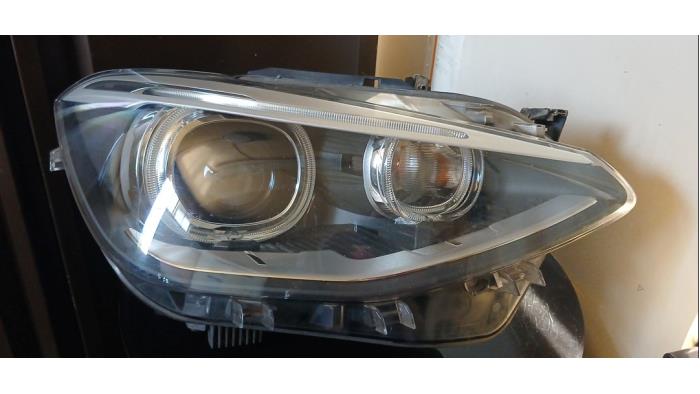 Używane Reflektor prawy BMW 1 serie (F20) 116d 2.0 16V Cena € 400,00 Procedura marży oferowane przez Umit Sloperij