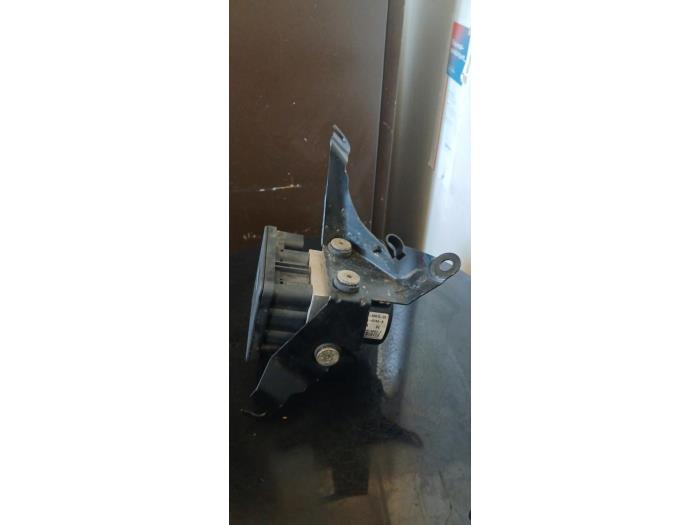 Usagé Pompe ABS Ford Fiesta 5 (JD/JH) 1.3 Prix € 50,00 Règlement à la marge proposé par Umit Sloperij