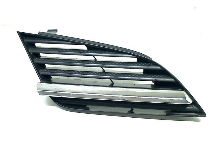 Begagnade Grill Nissan Primera (P12) 1.8 16V Pris € 20,00 Marginaltabell erbjuds av Autohandel & Demontage Weteringbrug