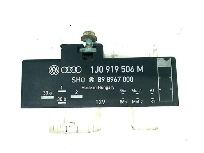 Cooling fin relay from a Volkswagen Polo V (6R) 1.2 TDI 12V BlueMotion 2011