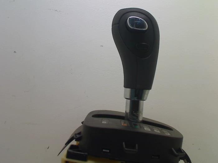 Gear stick from a Hyundai i10 (F5) 1.1i 12V 2008