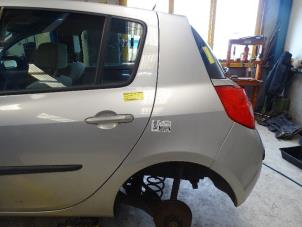 Used Mudguard left-rear Renault Clio III (BR/CR) 1.4 16V Price on request offered by Autohandel & Demontage Weteringbrug