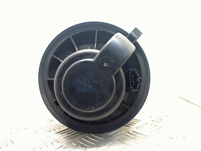 Heating and ventilation fan motor from a Audi Q7 (4LB) 3.0 TDI V6 24V 2010