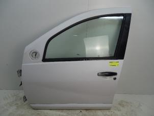 Gebrauchte Tür 4-türig links vorne Dacia Sandero I (BS) 1.4 Preis € 125,00 Margenregelung angeboten von Autohandel & Demontage Weteringbrug