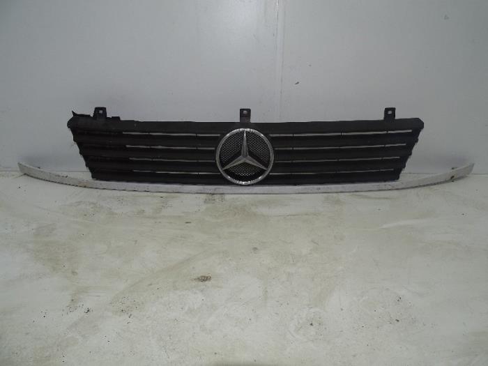 Begagnade Grill Mercedes Vito (638.1/2) 2.0 113 16V Pris € 75,00 Marginaltabell erbjuds av Autohandel & Demontage Weteringbrug