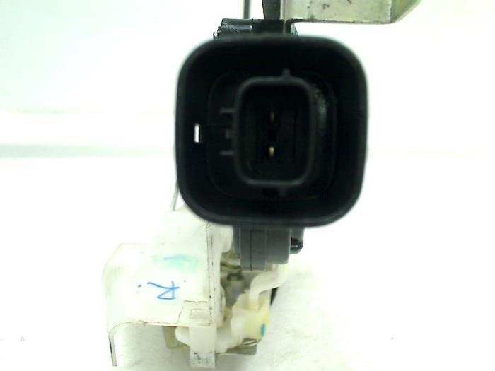 Door lock cylinder, right from a Suzuki Alto (GF) 1.0 12V 2011