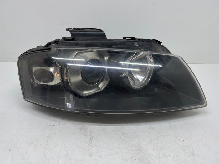 Używane Reflektor prawy Audi A3 (8P1) 2.0 16V FSI Cena € 250,00 Procedura marży oferowane przez Autohandel & Demontage Weteringbrug