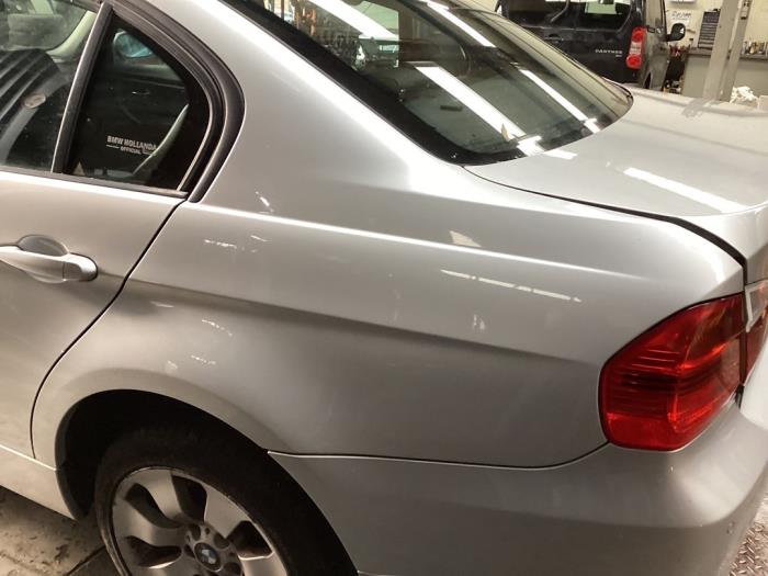 Panel lateral izquierda detrás de un BMW 3 serie (E90) 320i 16V 2006