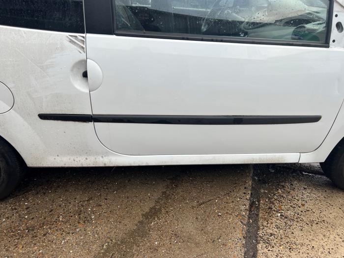 Używane Próg prawy Renault Twingo II (CN) 1.2 16V Cena na żądanie oferowane przez Autohandel & Demontage Weteringbrug