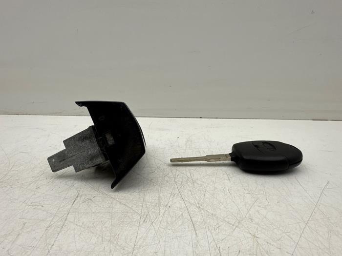 Door lock cylinder, left from a Ford Fiesta 6 (JA8) 1.25 16V 2009