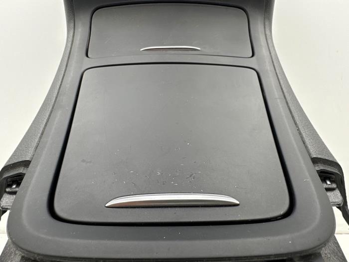Consola central de un Mercedes-Benz B (W246,242) 1.6 B-200 BlueEFFICIENCY Turbo 16V 2014