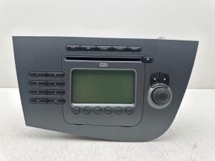 Używane Radioodtwarzacz CD Seat Leon (1P1) 1.4 TSI 16V Cena € 35,00 Procedura marży oferowane przez Autohandel & Demontage Weteringbrug