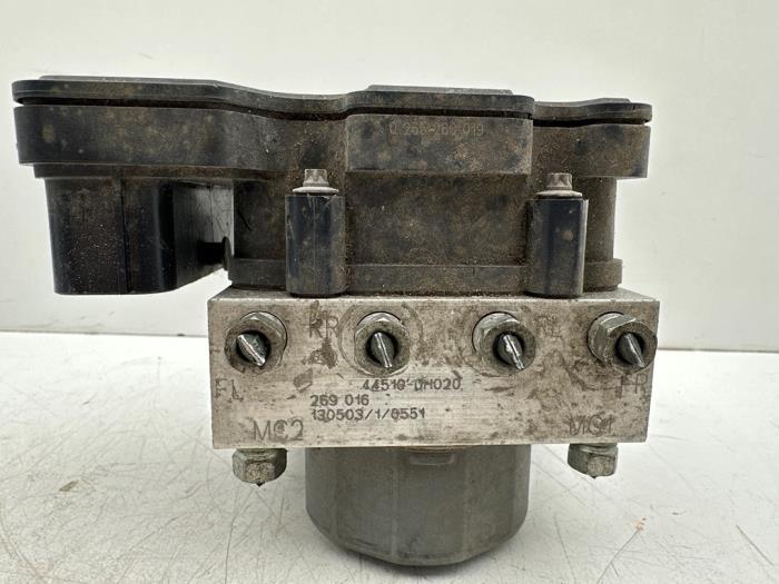 Begagnade ABS-pump Peugeot 107 1.0 12V Pris € 20,00 Marginaltabell erbjuds av Autohandel & Demontage Weteringbrug