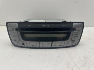 Używane Radioodtwarzacz CD Peugeot 107 1.0 12V Cena € 50,00 Procedura marży oferowane przez Autohandel & Demontage Weteringbrug