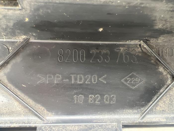 Grille from a Opel Movano (4A1; 4A2; 4B2; 4B3; 4C2; 4C3) 2.5 CDTI 2006