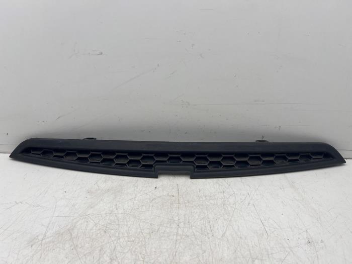 Używane Grill Chevrolet Spark (M300) 1.0 16V Bifuel Cena € 25,00 Procedura marży oferowane przez Autohandel & Demontage Weteringbrug