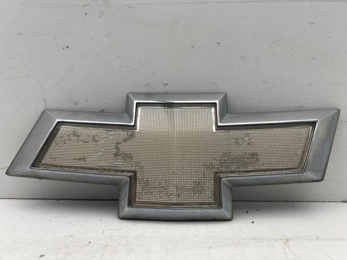 Używane Emblemat Chevrolet Spark (M300) 1.0 16V Bifuel Cena € 10,00 Procedura marży oferowane przez Autohandel & Demontage Weteringbrug