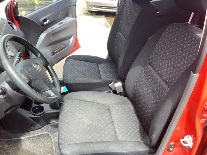 Begagnade Säte, vänster Daihatsu Cuore (L251/271/276) 1.0 12V DVVT Pris € 75,00 Marginaltabell erbjuds av Autohandel & Demontage Weteringbrug
