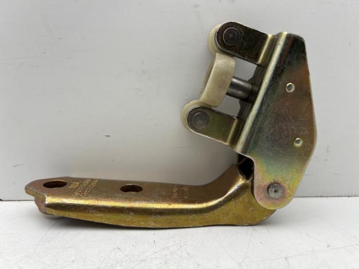 Sliding door middle roller runner