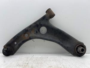 Używane Wahacz zawieszenia lewy przód Peugeot 107 1.0 12V Cena € 20,00 Procedura marży oferowane przez Autohandel & Demontage Weteringbrug