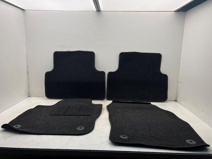 Gebrauchte Matten Set Volkswagen T-Cross 1.0 TSI 95 12V Preis € 50,00 Margenregelung angeboten von Autohandel & Demontage Weteringbrug