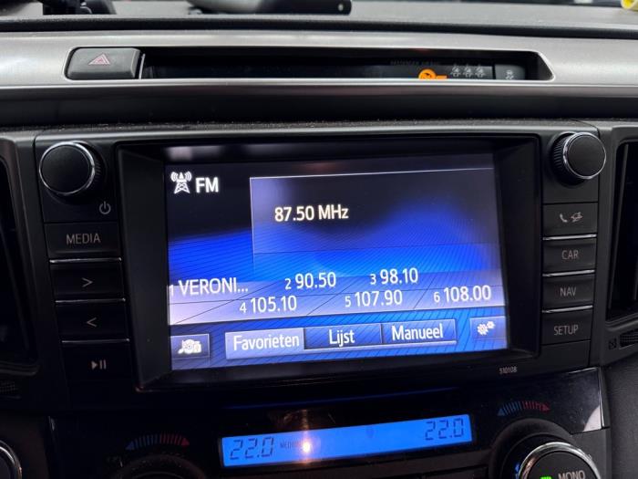 Begagnade Radio Toyota RAV4 (A4) 2.5 Hybrid 16V VVT-i 4x4 Pris € 450,00 Marginaltabell erbjuds av Autohandel & Demontage Weteringbrug