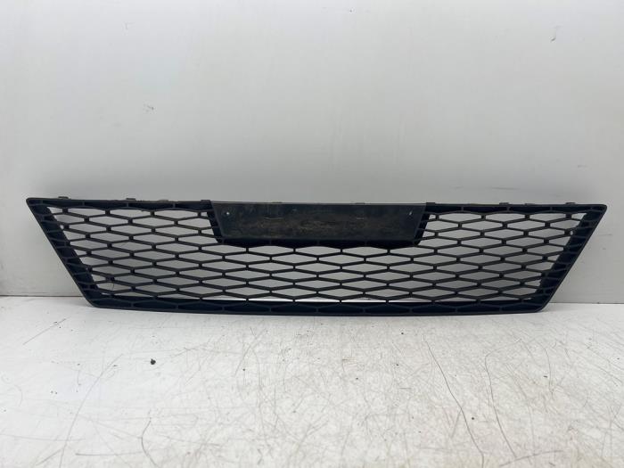Używane Grill Seat Leon (1P1) 1.4 TSI 16V Cena € 25,00 Procedura marży oferowane przez Autohandel & Demontage Weteringbrug