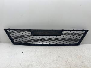 Używane Grill Seat Leon (1P1) 1.4 TSI 16V Cena € 25,00 Procedura marży oferowane przez Autohandel & Demontage Weteringbrug