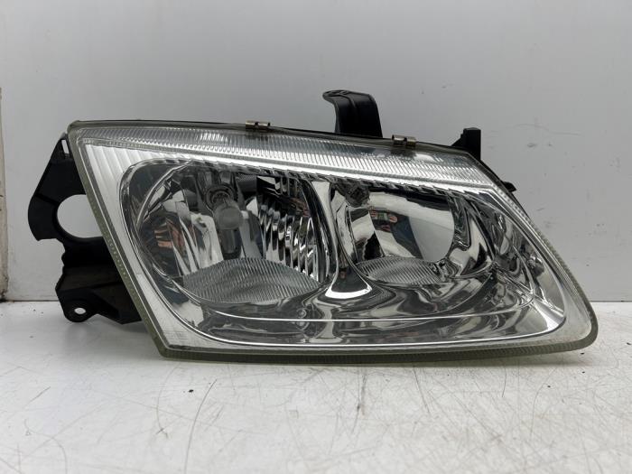 Używane Reflektor prawy Nissan Almera (N16) 1.8 16V Cena € 30,00 Procedura marży oferowane przez Autohandel & Demontage Weteringbrug