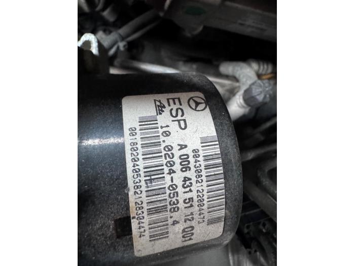 Używane Pompa ABS Mercedes C Sportcoupé (C203) 2.2 C-200 CDI 16V Cena € 120,00 Procedura marży oferowane przez Autohandel & Demontage Weteringbrug