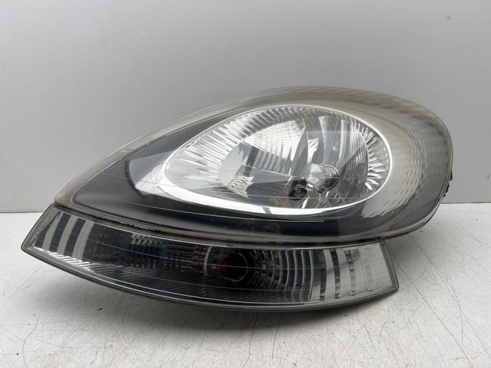 Używane Reflektor lewy Nissan Primastar 1.9 dCi 100 Cena € 35,00 Procedura marży oferowane przez Autohandel & Demontage Weteringbrug