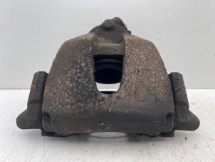 Usados Pinza de freno izquierda delante Volvo V40 (MV) 1.6 T3 GTDi 16V Precio € 20,00 Norma de margen ofrecido por Autohandel & Demontage Weteringbrug
