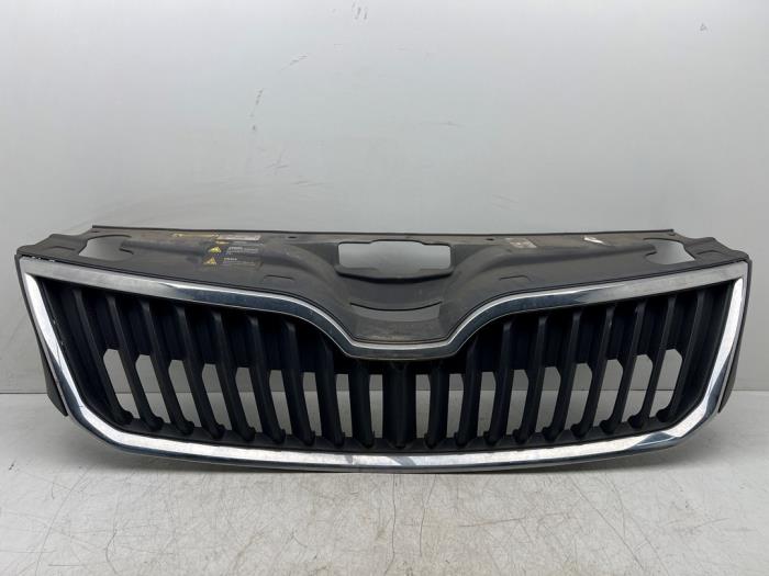 Używane Grill Skoda Rapid 1.0 TSI 12V Cena € 50,00 Procedura marży oferowane przez Autohandel & Demontage Weteringbrug