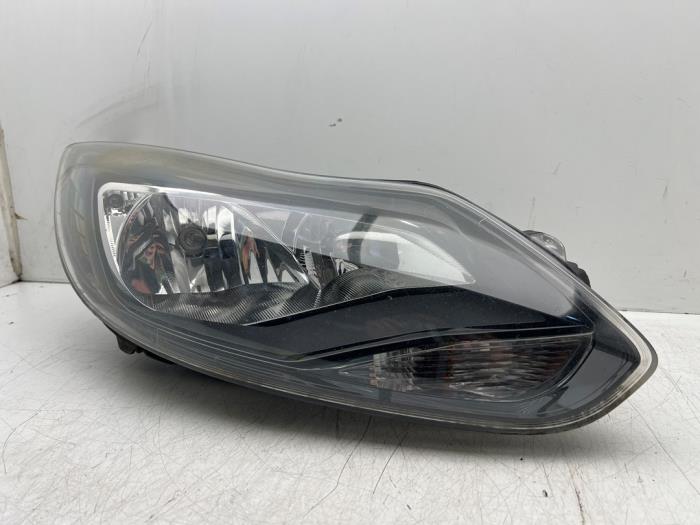Używane Reflektor prawy Ford Focus 3 1.0 Ti-VCT EcoBoost 12V 100 Cena € 100,00 Procedura marży oferowane przez Autohandel & Demontage Weteringbrug