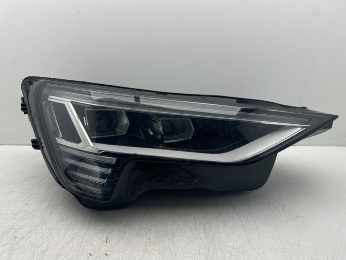 Używane Reflektor prawy Audi e-tron (GEN) Cena € 500,00 Procedura marży oferowane przez Autohandel & Demontage Weteringbrug