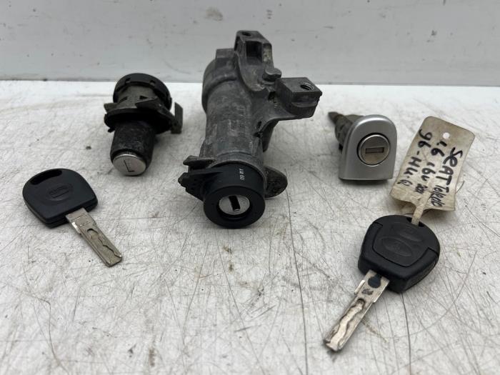 Używane Stacyjka + Kluczyk Seat Toledo (1M2) 1.6 16V Cena € 30,00 Procedura marży oferowane przez Autohandel & Demontage Weteringbrug