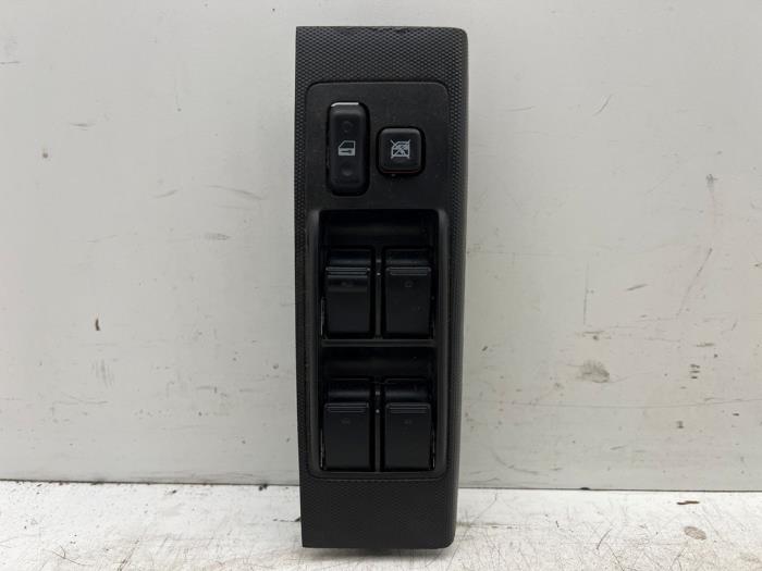 Usados Interruptor combinado de ventanillas Toyota Corolla Verso (R10/11) 1.8 16V VVT-i Precio € 25,00 Norma de margen ofrecido por Autohandel & Demontage Weteringbrug