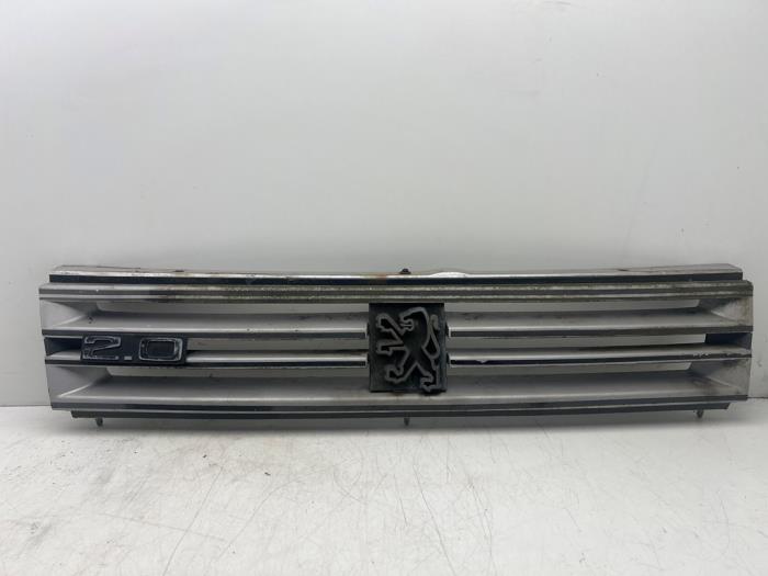 Używane Grill Peugeot 309 I (10C/10A) 1.9 Cena € 20,00 Procedura marży oferowane przez Autohandel & Demontage Weteringbrug