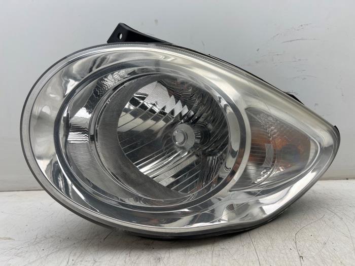 Używane Reflektor lewy Kia Picanto (BA) 1.0 12V Cena € 40,00 Procedura marży oferowane przez Autohandel & Demontage Weteringbrug