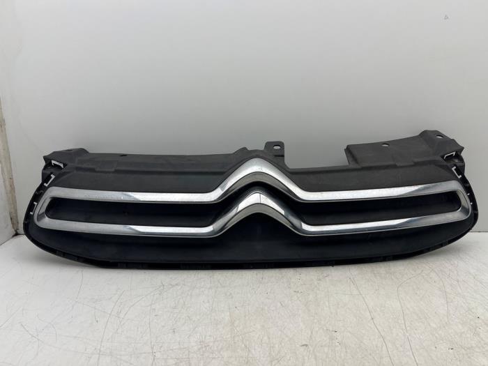 Używane Grill Citroen C1 1.0 Vti 68 12V Cena € 120,00 Procedura marży oferowane przez Autohandel & Demontage Weteringbrug