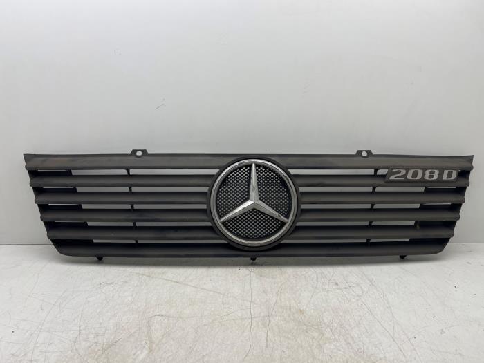 Używane Grill Mercedes Sprinter 2t (901/902) 208D Cena € 30,00 Procedura marży oferowane przez Autohandel & Demontage Weteringbrug