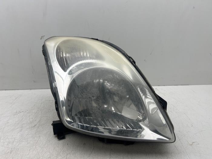 Używane Reflektor prawy Suzuki Swift (ZA/ZC/ZD1/2/3/9) 1.3 VVT 16V Cena € 45,00 Procedura marży oferowane przez Autohandel & Demontage Weteringbrug