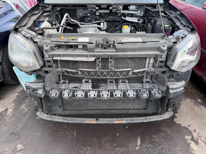Begagnade Front Volkswagen Polo V (6R) 1.4 TDI DPF BlueMotion technology Pris € 350,00 Marginaltabell erbjuds av Autohandel & Demontage Weteringbrug